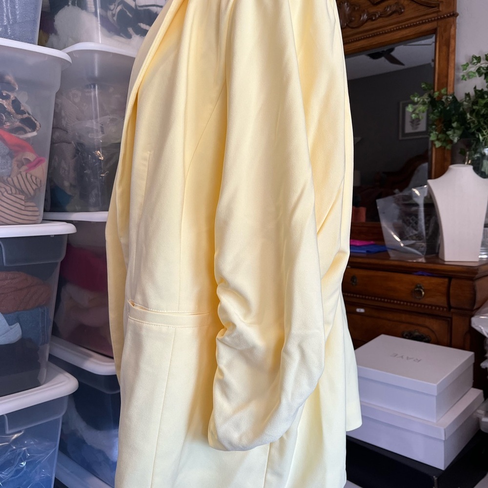 Soft Yellow Jacket - Picture 3 of 8